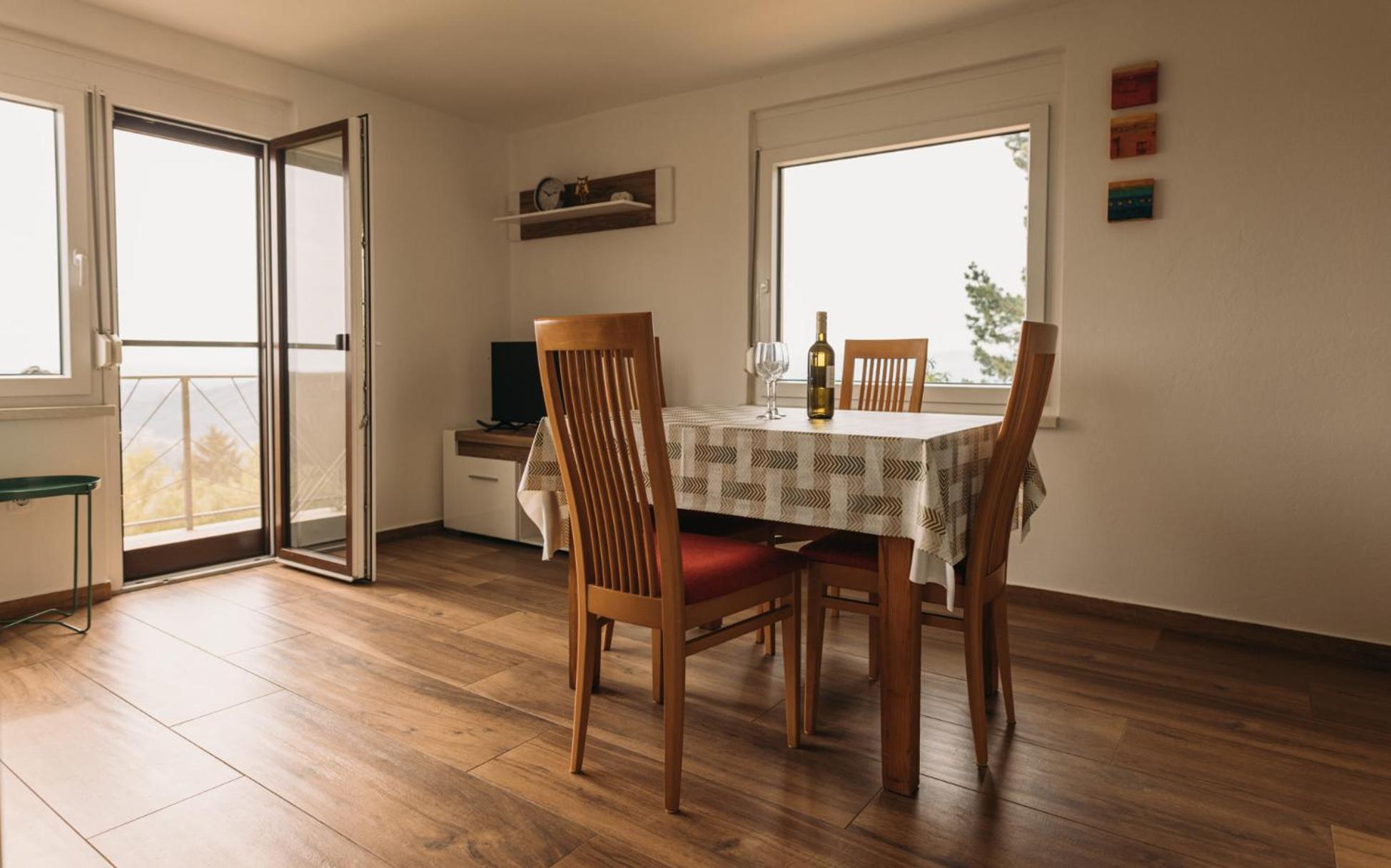 Apartma Hisa Na Ravnah With Hot Tub Pišece Exteriér fotografie