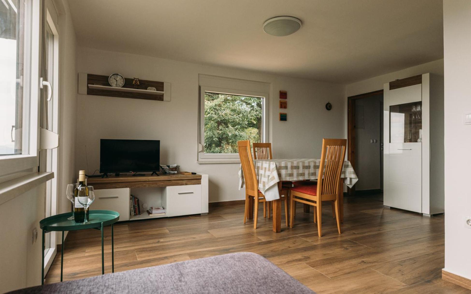 Apartma Hisa Na Ravnah With Hot Tub Pišece Exteriér fotografie